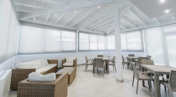 Relaxation area with sofas, tables and chairs