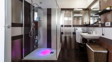 Salle de bain avec douche de chromothérapie