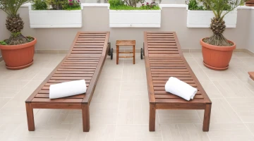 Lettini prendisole sulla terrazza solarium