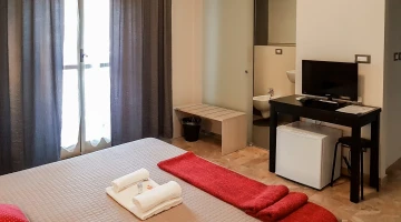 Doppelzimmer mit Balkon und TV