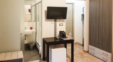 Zimmer mit TV und eigenem Bad
