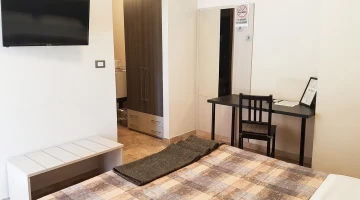 Doppelzimmer mit TV und Schreibtisch