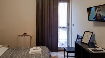 Doppelzimmer mit Balkon und TV