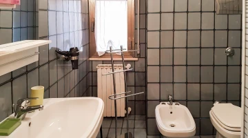 Privates Badezimmer mit Dusche und Haartrockner