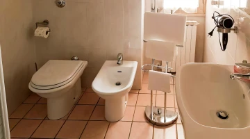 Privates Badezimmer mit Dusche und Haartrockner