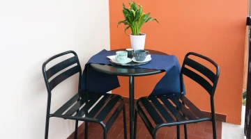 Privater Balkon mit Tisch und Stühlen