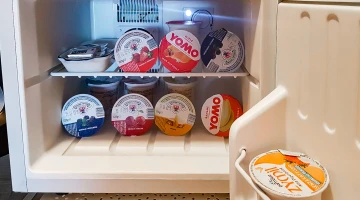 Verschiedene Joghurtsorten zum Frühstück