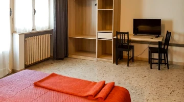 Doppelzimmer mit Balkon und TV