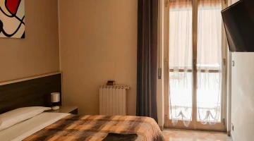Doppelzimmer mit Balkon und TV