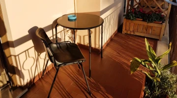Privater Balkon mit Tisch und Stuhl
