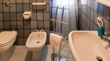 Privates Badezimmer mit Haartrockner