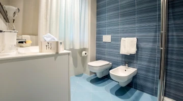 Eigenes Badezimmer mit Duschkabine und wandmontiertem Haartrockner