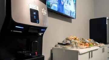 Frühstücksbuffet und Kaffeemaschine