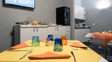 Tisch zum Frühstück gedeckt