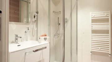 Privates Badezimmer mit Duschkabine