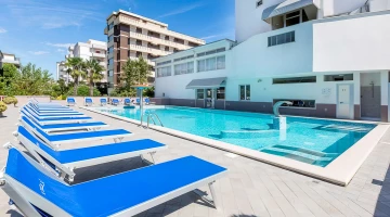 Seasonal swimming pool with solarium