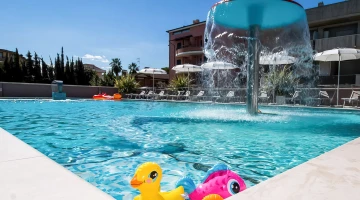 Shallow water area in swimming pool