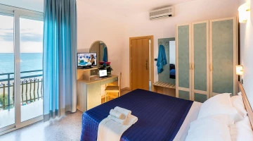 Double room with balcony and sea view