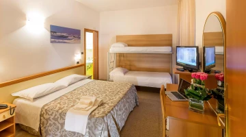 Quadruple room with TV
