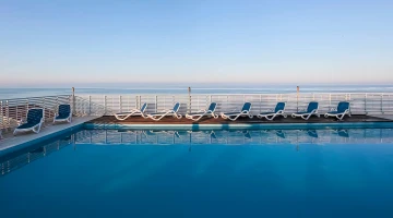 Piscina con solarium