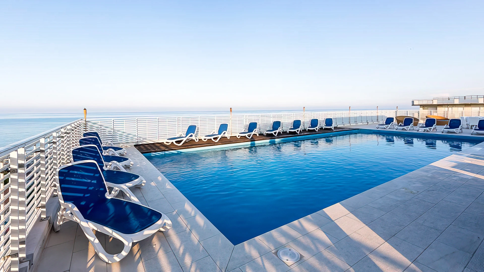 Terrazza con piscina