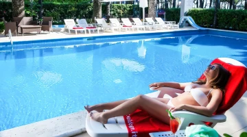 Piscina con solarium