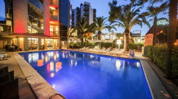 Piscina in notturna