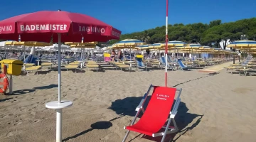 Ombrelloni in riva al mare