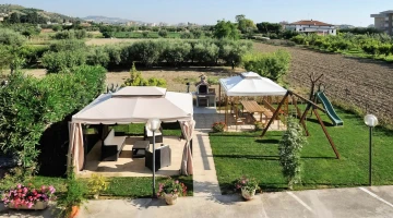 Jardin privé avec aire de jeux pour enfants