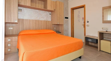 Matrimoniale con cassaforte e frigobar