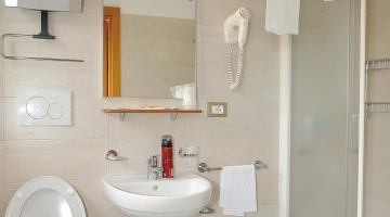 Bagno con box doccia e phon