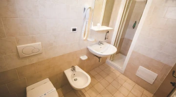 Salle de bain avec cabine de douche