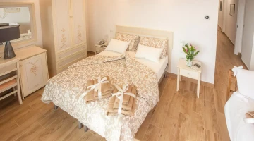 Zimmer mit Schreibtisch und Kleiderschrank