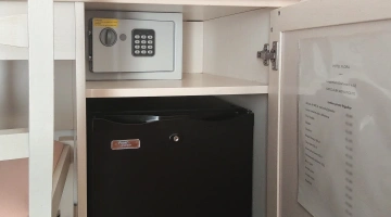 Frigobar e cassaforte in camera