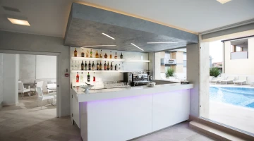 Cocktailbar auf der Solariumterrasse mit Swimmingpool