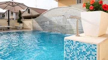 Pool mit Halsklinge