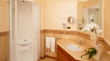 Badezimmer mit Duschkabine