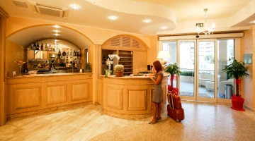 Saal und Bar