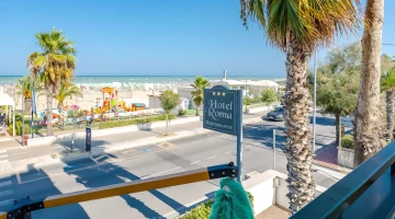 Blick vom Hotel auf die Küste und den Strand 