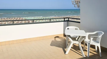 Balkon mit Stühlen und Tisch
