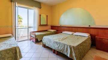 Dreibettzimmer mit Balkon