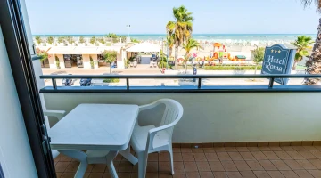 Möblierter Balkon mit Blick auf das Meer
