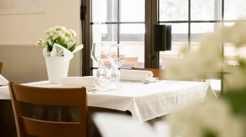 Tavola allestita in sala ristorante