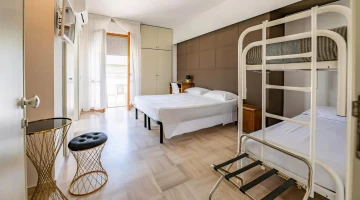 Camera quadrupla con balcone privato