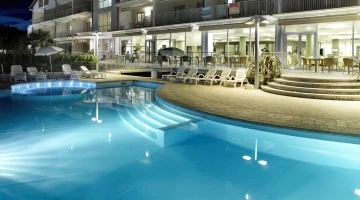 Saisonales Schwimmbad bei Nacht