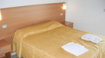 Schlafzimmer mit Doppelbett