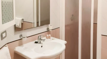 Privates Badezimmer mit Duschkabine