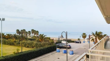 Privater Balkon mit Meerblick