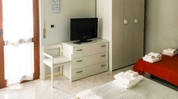 Dreibettzimmer mit TV und eigenem Balkon