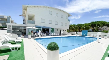 Piscine saisonnière avec solarium